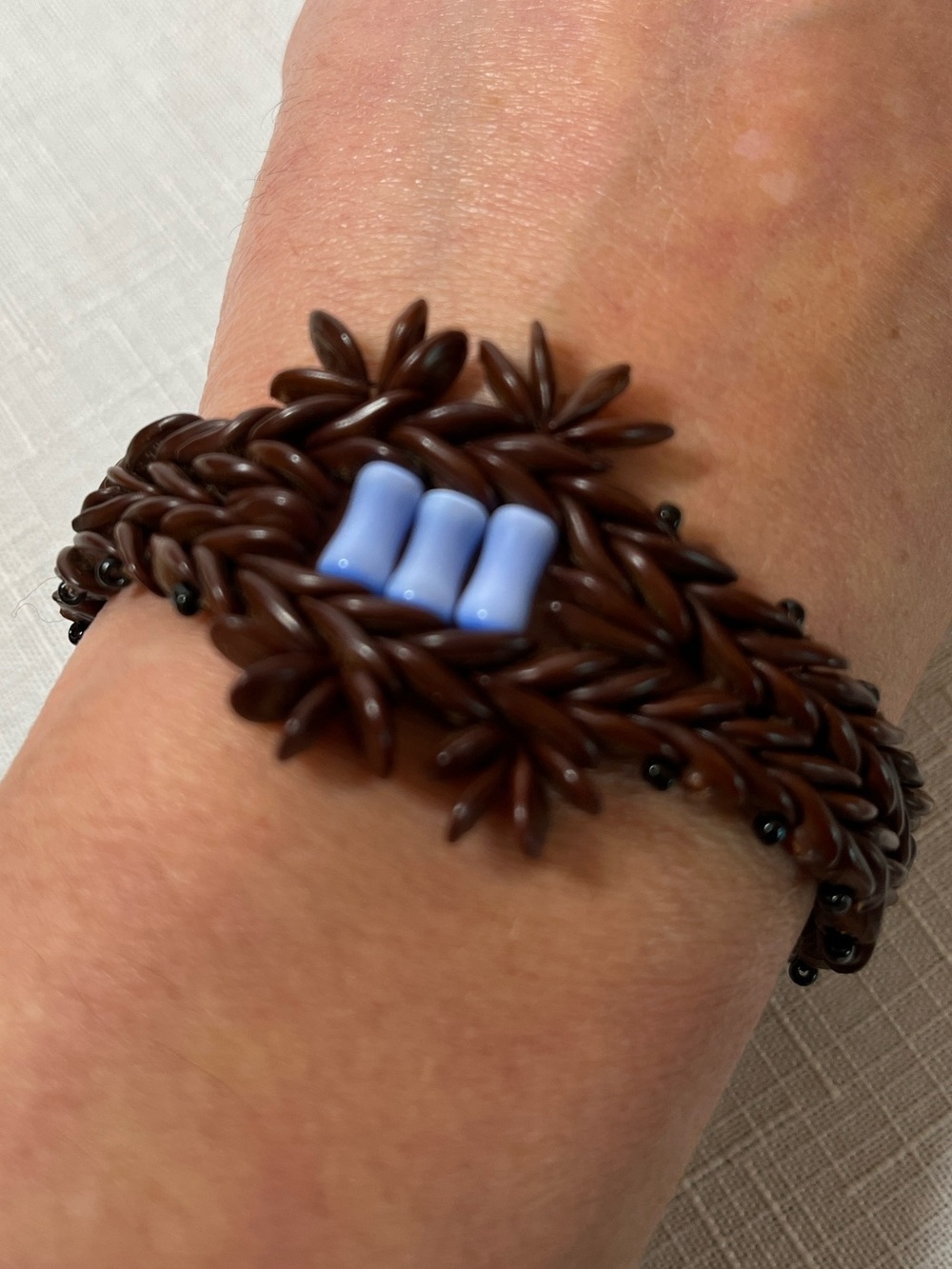 VINTAGE HAWAIIAN KOA SEED 
Handmade Brown Beaded Bracelet - blue Accent